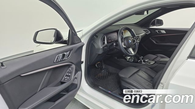 BMW 1-Series 2022 — photo 13