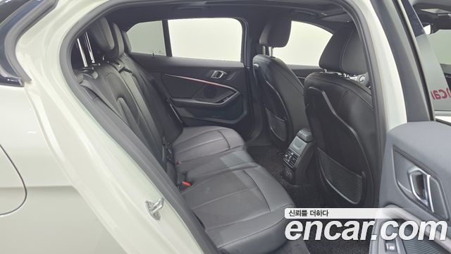 BMW 1-Series 2022 — photo 26