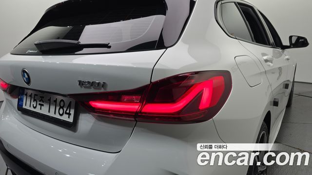 BMW 1-Series 2022 — photo 9