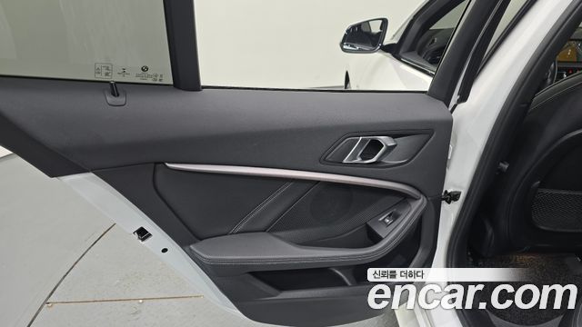 BMW 1-Series 2022 — photo 15