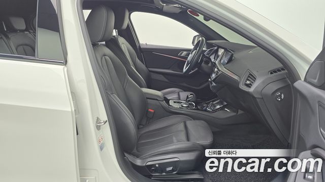 BMW 1-Series 2022 — photo 16