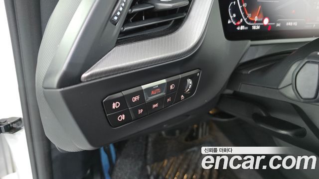 BMW 1-Series 2022 — photo 28