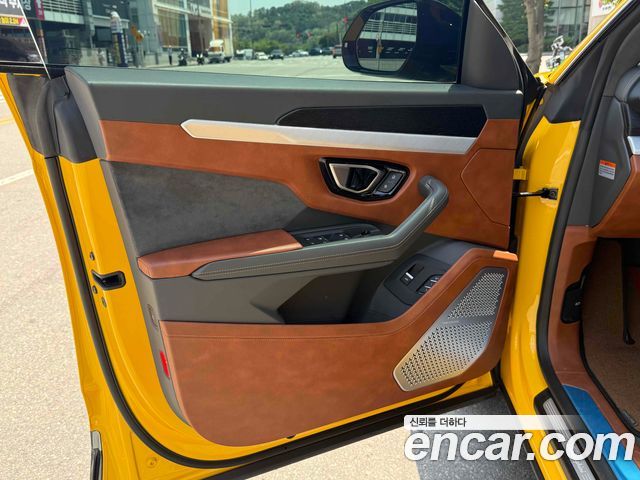 Lamborghini Urus 2019 — photo 9