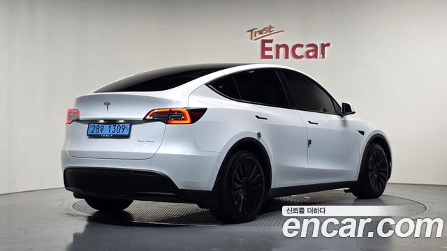 Tesla Model Y 2022 — photo 2