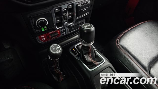 Jeep Wrangler 2021 — photo 12