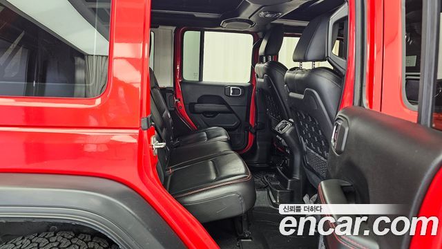 Jeep Wrangler 2021 — photo 18