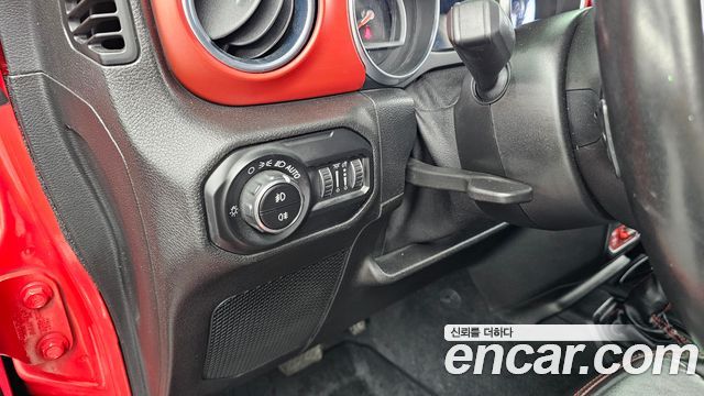 Jeep Wrangler 2021 — photo 26