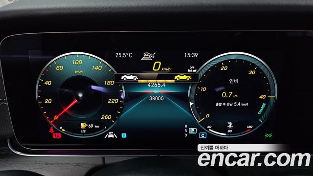 Mercedes-Benz E-Class 2022 — photo 11