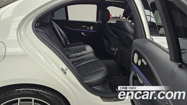 Mercedes-Benz E-Class 2022 — photo 17