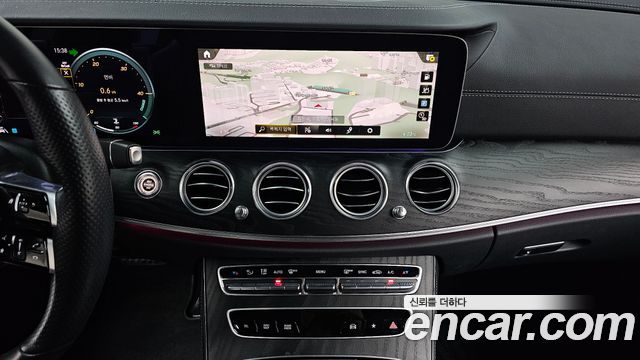 Mercedes-Benz E-Class 2022 — photo 18