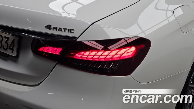 Mercedes-Benz E-Class 2022 — photo 9
