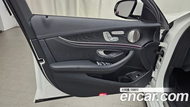 Mercedes-Benz E-Class 2022 — photo 14
