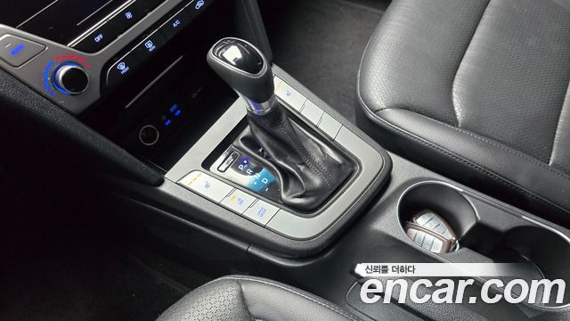 Hyundai AVANTE 2016 — photo 12
