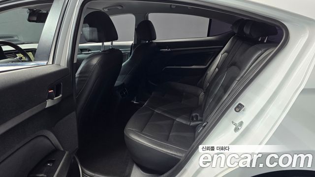 Hyundai AVANTE 2016 — photo 18