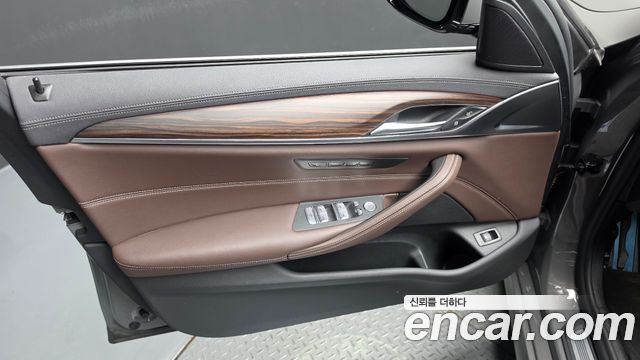 BMW 5-Series 2021 — photo 14
