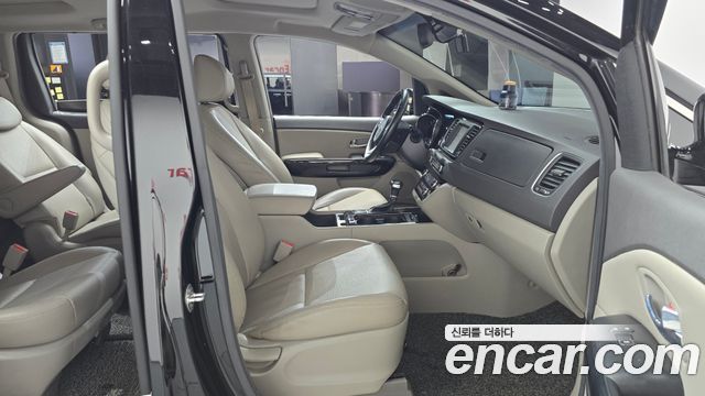Kia Canival 2018 — photo 16
