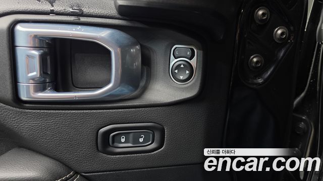 Jeep Wrangler 2021 — photo 17