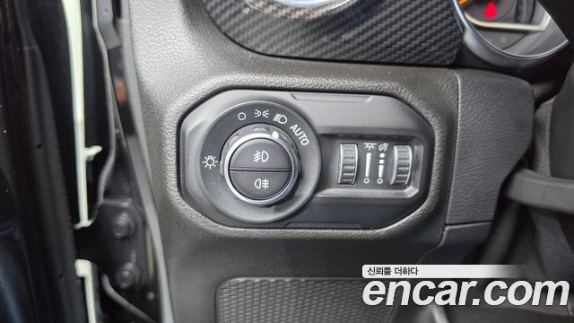 Jeep Wrangler 2021 — photo 18