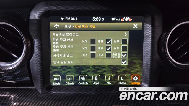 Jeep Wrangler 2021 — photo 24