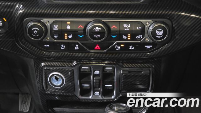 Jeep Wrangler 2021 — photo 25