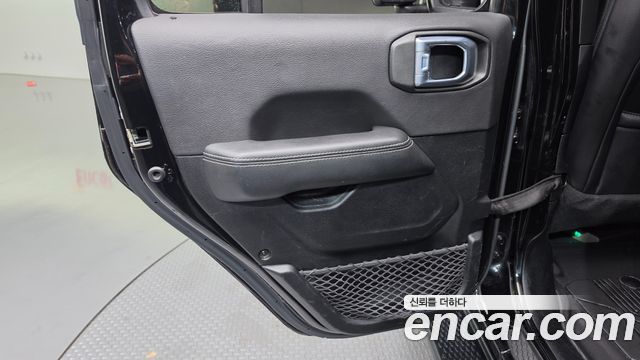 Jeep Wrangler 2021 — photo 15