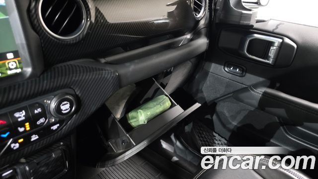 Jeep Wrangler 2021 — photo 27