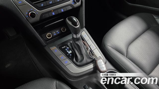 Hyundai AVANTE 2018 — photo 12