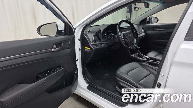Hyundai AVANTE 2018 — photo 13