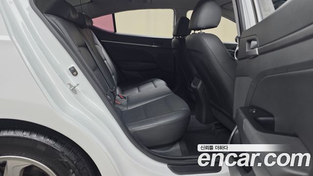 Hyundai AVANTE 2018 — photo 17