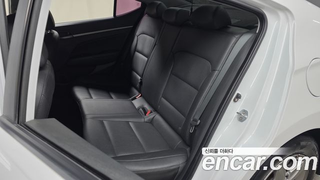 Hyundai AVANTE 2018 — photo 18