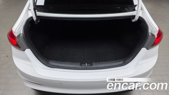 Hyundai AVANTE 2018 — photo 24