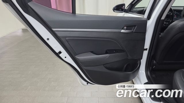 Hyundai AVANTE 2018 — photo 15