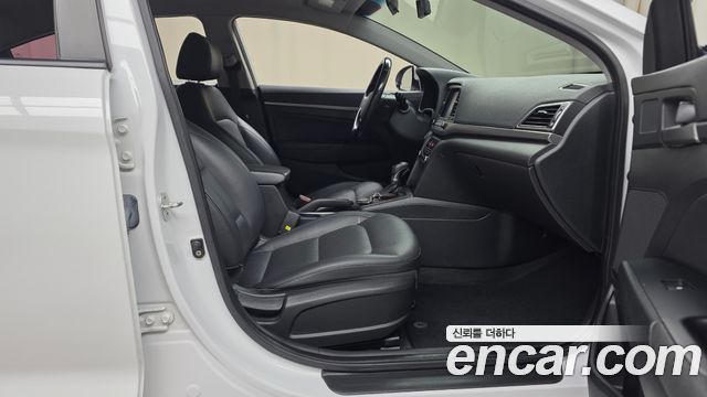 Hyundai AVANTE 2018 — photo 16