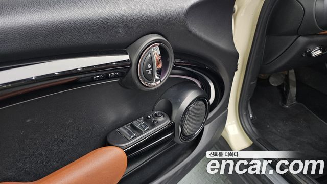 Mini Cooper Convertible 2022 — photo 28