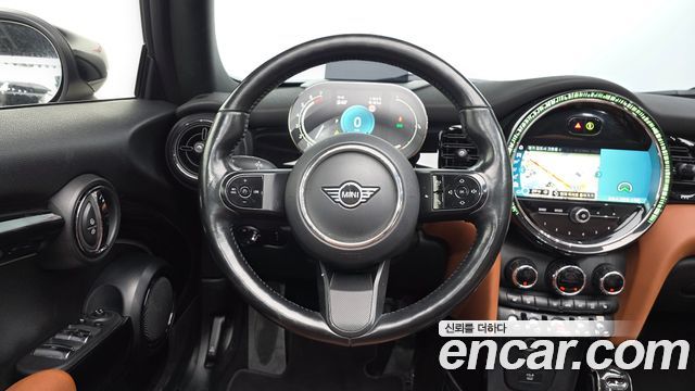 Mini Cooper Convertible 2022 — photo 18