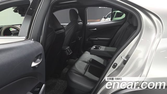 Lexus UX 2021 — photo 17