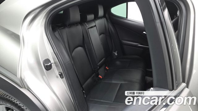 Lexus UX 2021 — photo 18