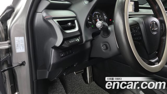 Lexus UX 2021 — photo 19