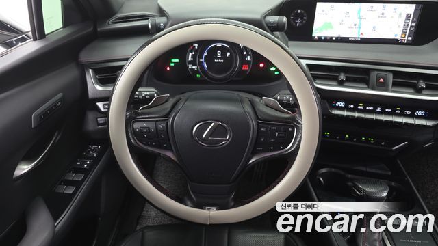 Lexus UX 2021 — photo 20