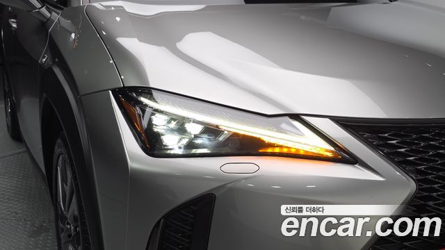 Lexus UX 2021 — photo 8