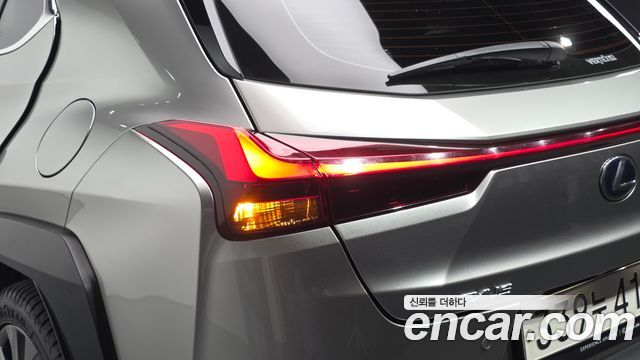 Lexus UX 2021 — photo 9