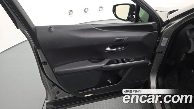 Lexus UX 2021 — photo 14