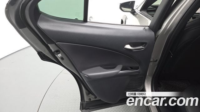 Lexus UX 2021 — photo 15