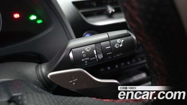 Lexus UX 2021 — photo 28