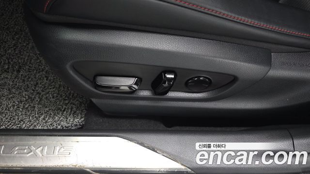 Lexus UX 2021 — photo 30