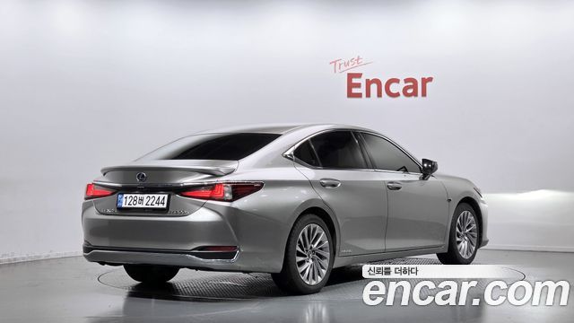 Lexus ES 2019 — photo 2
