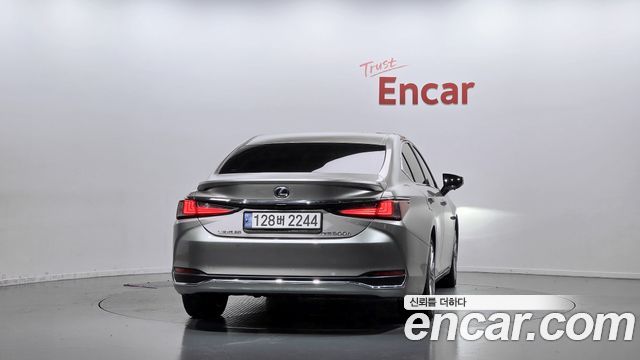 Lexus ES 2019 — photo 4