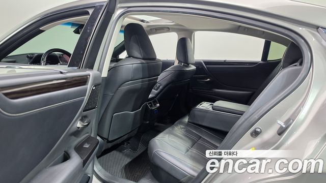 Lexus ES 2019 — photo 12