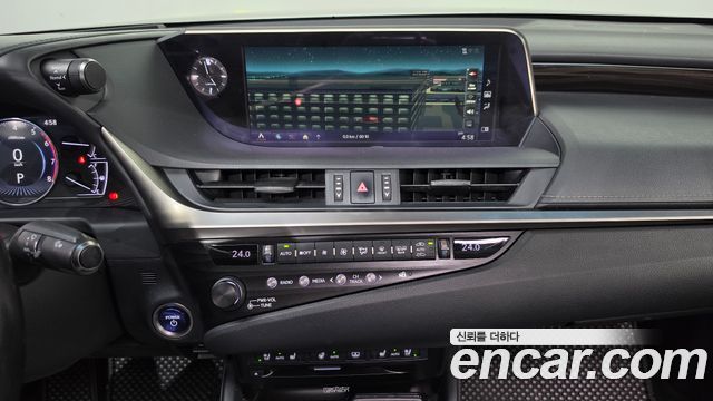Lexus ES 2019 — photo 13