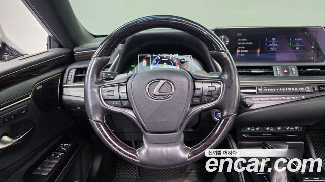 Lexus ES 2019 — photo 14